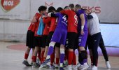 Helas udeřil v Edenu v závěru a postupuje do semifinále!