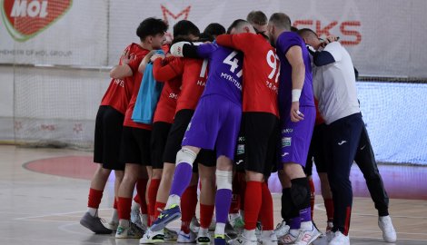 Helas udeřil v Edenu v závěru a postupuje do semifinále!
